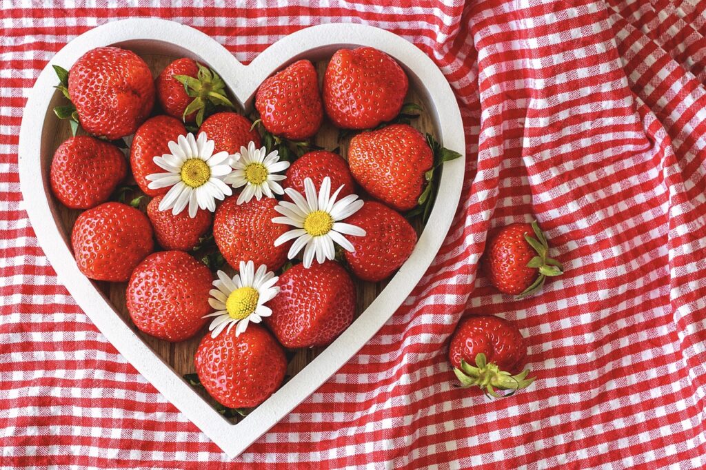 strawberries, ripe, hearts, from my heart, daisies, country style, still life, biodiversity, bio, fresh, cute, berry, fruit, happy mothers day, healthy, vitamins, greeting card, card greeting, health, vegetarian, season, seasonal, thank you, greetings